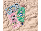 Serviettes de plage avec Mickey Mouse, Donald Duck et Minnie Mouse sur le sable.