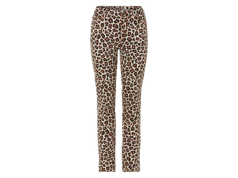 Un jean pour femme avec un motif léopard.