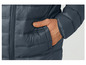 Gros plan sur une veste matelassée bleu marine avec fermeture éclair.