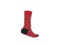 Chaussette rouge avec motif de sapin de Noël et étoiles blanches.