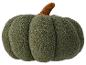 Un coussin en forme de citrouille vert olive, texture pelucheuse.