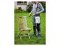 Un homme vaporise une chaise de jardin en bois avec un pulvérisateur.