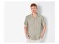 Chemise à manches courtes beige pour homme.