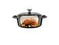 Une cocotte en fonte noire avec un poulet rôti à l'intérieur.