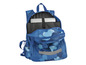 Un sac à dos bleu à motif camouflage, ouvert avec un ordinateur portable à l'intérieur