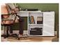 Personne assise à un bureau blanc avec étagères, tiroirs et fournitures de bureau.