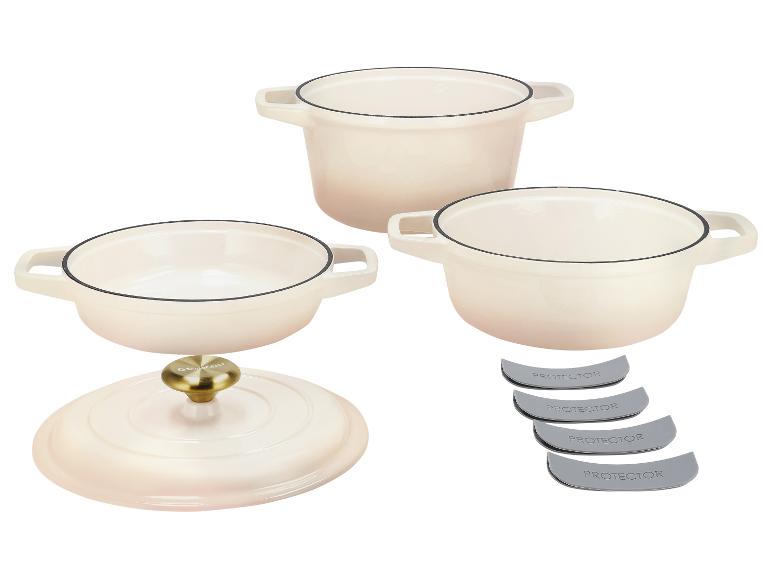 Ensemble de trois casseroles en fonte crème avec couvercle et quatre protections grises.