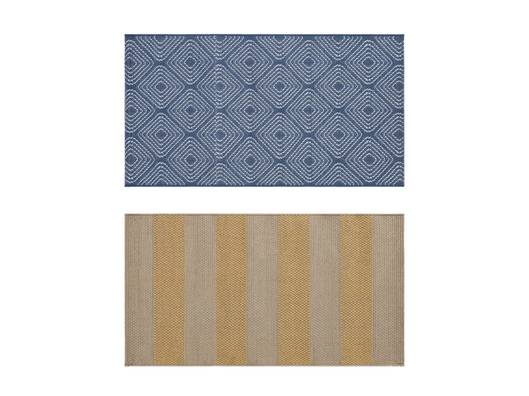 Deux tapis: un bleu avec un motif géométrique et un beige à rayures.