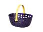 Panier en plastique violet avec poignée jaune et côtés perforés.