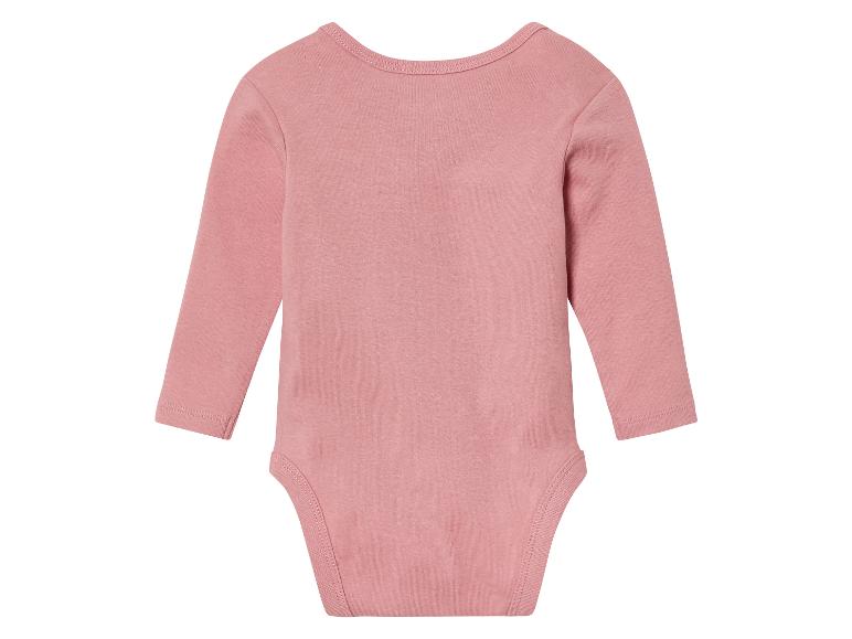 Un body bébé rose à manches longues.