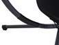 Détail d'un fauteuil suspendu noir avec une structure en métal.