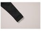 Une jambe de pantalon noire avec une doublure en polaire.