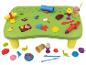 Table de jeu avec des accessoires Play-Doh, y compris des moules, des rouleaux et une seringue.