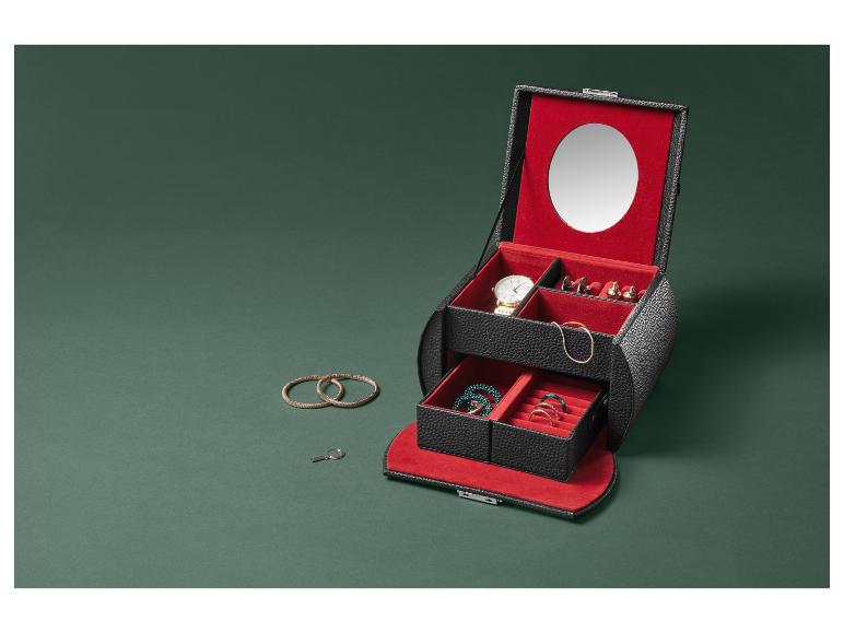 Un coffret à bijoux noir avec miroir, rempli de bijoux, y compris une montre.