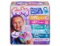 Un jouet Furby rose avec des couleurs arc-en-ciel dans une boîte avec des images d'une fille et des options de jeu.