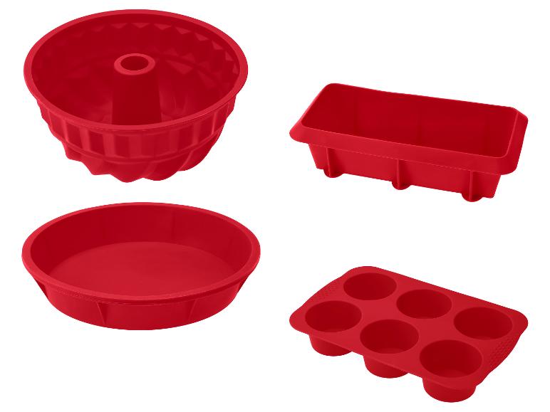 Quatre moules de cuisson en silicone rouge : un moule à savarin, un moule à pain, un moule rond et un moule à muffins.
