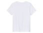 Un t-shirt blanc à manches courtes.