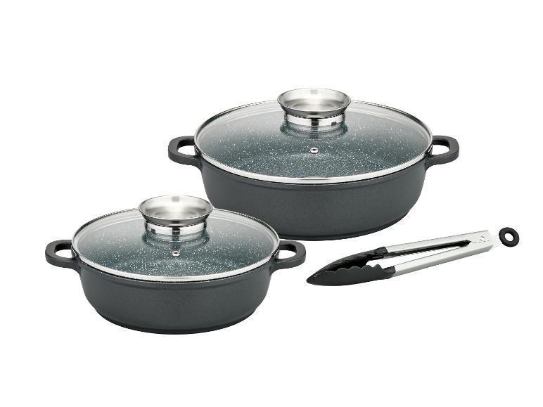 Deux casseroles avec couvercles et une pince.