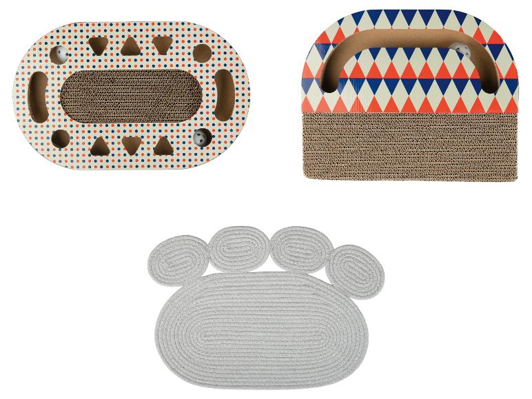 Deux griffoirs en carton pour chats avec balles et un tapis en forme de patte.