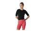 Femme en t-shirt noir et short cycliste corail