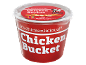 Seau de poulet avec bouchées, croustillants et ailes piquantes, avec sauces.