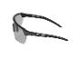 Lunettes de sport noires avec verres gris.