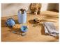 Thermos alimentaire bleu avec cuillère, pain et épices sur une surface en bois.