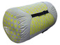 Un matelas de couchage enroulé avec un motif de points jaunes, marque Slingu.