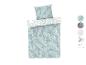 Une housse de couette et une taie d'oreiller avec un motif de feuilles blanches sur fond bleu.