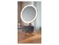 Miroir de maquillage lumineux avec chargeur de téléphone sans fil intégré sur une table en bois.