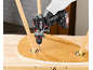 Perceuse sans fil fixe des pieds en bois sur un plateau de table en bambou.
