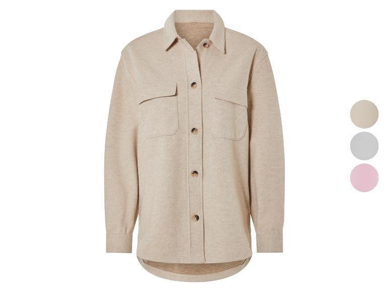 Chemise beige à manches longues.