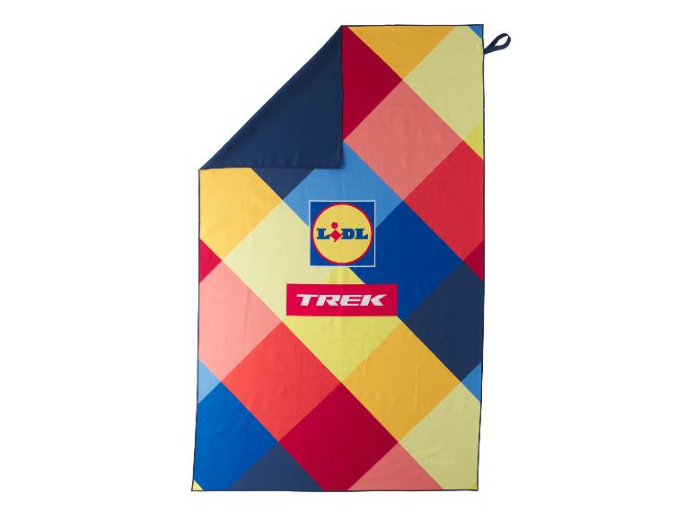Serviette de plage colorée avec motifs géométriques et logos