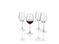 Quatre verres, dont un rempli de vin rouge.