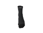 Chaussette de sport noire avec texte blanc sur le revers.