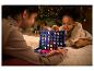 Deux enfants jouent à Connect Four pendant Noël.