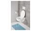 WC suspendu, abattant et tapis de bain bleu.