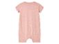 Combinaison bébé rose pâle à motifs étoiles et lunes.