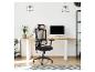 Chaise de bureau ergonomique en maille dans un bureau à domicile moderne.