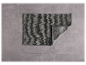 Un tapis de bain gris sur un sol carrelé gris.