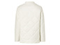 Une veste matelassée blanche à motif losange.
