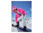 Une femme en veste rose et pantalon de snowboard blanc, ajustant les fixations sur un snowboard.