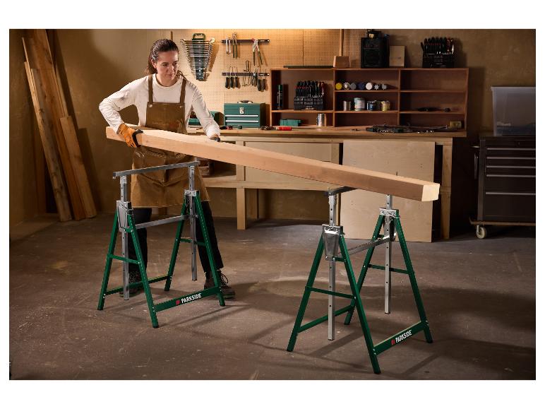 Tréteau réglable en hauteur PARKSIDE® dans un atelier avec une poutre en bois.
