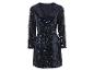 Une robe bleu foncé à paillettes, à manches longues et avec une ceinture.