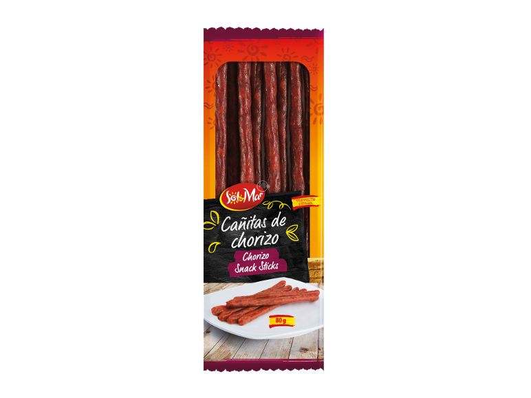 Bâtonnets de chorizo dans un emballage avec une assiette de bâtonnets de chorizo en dessous, 80g.