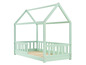 Un lit en bois vert clair avec un cadre en forme de maison.