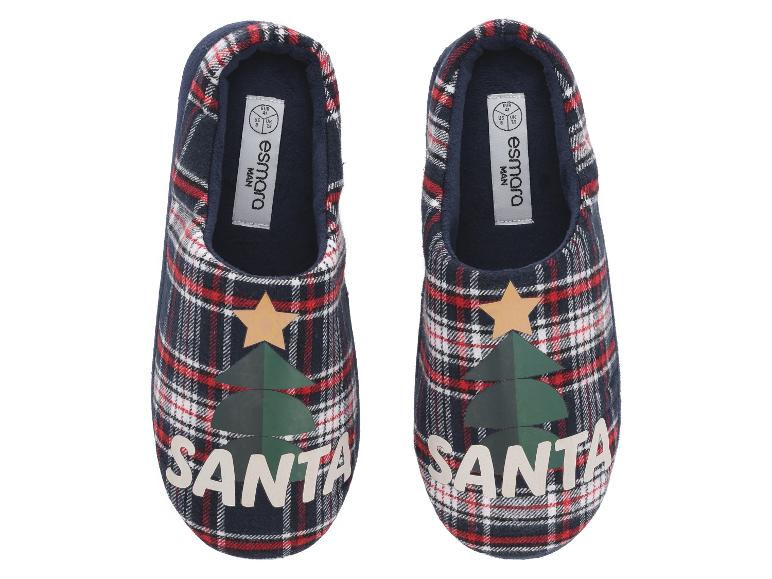 Une paire de pantoufles à carreaux avec un sapin de Noël et le texte « SANTA ».