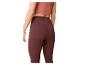 Femme portant un legging bordeaux et un haut rose.