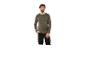 Homme en t-shirt à manches longues vert olive et pantalon de travail noir.