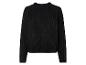 Un pull noir à manches longues en tricot.